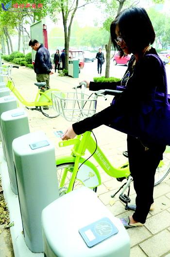 市民在站點刷卡取車。記者 殷夢