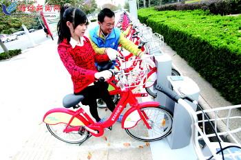 工作人員指導市民取車。記者 張馳